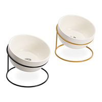 Produktbild von Navaris 2er Set Keramik Fressnäpfe mit Eisen Ständer für Hunde und Katzen Gold Schwarz Erhöht und Geneigt