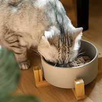 Produktbild von Navaris Futterstation Set mit 2 Keramiknäpfen und Bambus Halterung für Katzen und Hunde in Grau und Braun - 2 x 850 ml