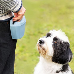 Navaris Hunde Futterbeutel aus Silikon mit Clip 2er Set Blau und Grau – Bild 1 von 6