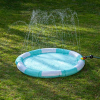 Produktbild von Nomad Tales Bloom Gestreifte Wasserspielmatte aus Kunststoff Ø 100 cm in Blau Türkis