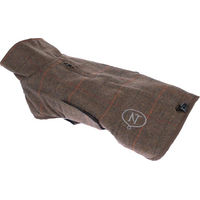 Produktbild von Nomad Tales Bloom Hundemantel Tartan aus Polyester in Braun und Schwarz mit einer Rückenlänge von ca. 50 cm