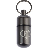 Produktbild von Nomad Tales Calma Adressanhänger aus Aluminium in Anthrazit