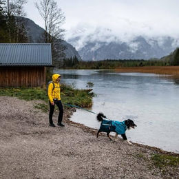 Non-stop dogwear Fjord Regenmantel 2.0 wasserdicht Schwarz/Orange – Bild 1 von 3