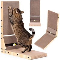 Produktbild von Northio Eck-Katzenkratzbett aus Karton mit Spielzeug