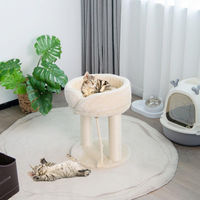 Produktbild von Northix Katzenkratzbaum mit weicher Sitzfläche und Sisalturm in Beige