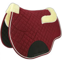 Produktbild von Norton Confort Schabracke mit integriertem Fell Pad und Rückenschoner Bordeaux Rot für Warmblut