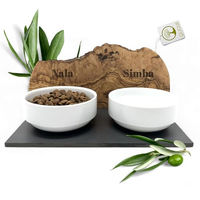 Produktbild von OLIQUE Futterstation aus Olivenholz mit 2 Näpfen für Hunde und Katzen personalisierbar - 2 x 0,4 l