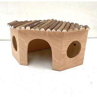 Produktbild von Ollesch Haselnuss Eckhaus Häuschen aus Holz für Kaninchen und Meerschweinchen 42 cm