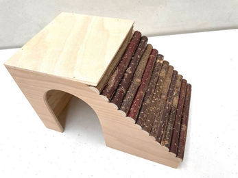 Ollesch Haselnusshaus für Meerschweinchen aus Naturholz 33cm – Bild 1 von 6