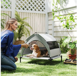 PawHut Tierbett Erhöhtes Hundebett mit Dach, Stahlrahmen, Aufbewahrungstasche, Polyester, für mittelgroße Hunde, 76x61x70cm, Hellgrau – Bild 1 von 5