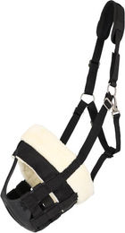 Produktbild von Pferdemaulkorb mit Schafsfell und Nasenausschnitten QHP