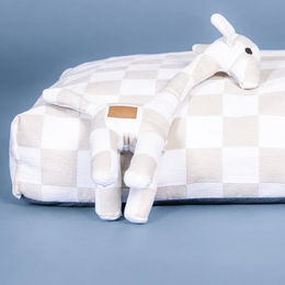 Produktbild von PAIKKA Hundespielzeug Giraffe aus Plüsch in Beige 45cm