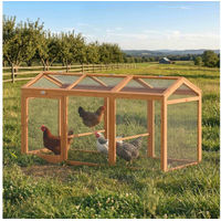 Produktbild von PawHut Hühnerstall Freilaufgehege aus Holz mit Sitzstange und Doppeltüren für Hühner und Enten in Orange