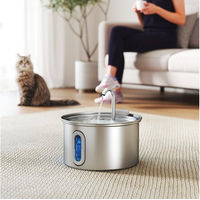 Produktbild von PawHut Trinkbrunnen aus Edelstahl mit leiser Pumpe, LED und Aktivkohlefilter für Katzen und Hunde, 2.5 l, Silber