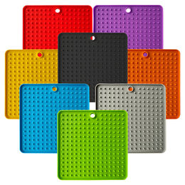 Produktbild von Pettimania Anti-Schling-Matte für Hunde aus Silikon quadratisch bunt 18,5 x 18,5 cm