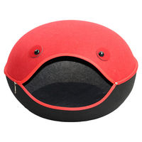 Produktbild von Pettimania Katzenhöhle aus Filz in Froschform Schwarz/Rot