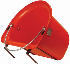 Produktbild von Pferdefutterstation aus Kunststoff mit Griff und Haken von Umbria Equitazione in Rot