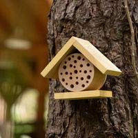 Produktbild von Pflanzen-Kölle Insektenhotel mit Giebeldach aus Holz in Gelb 17 x 11 x 16 cm