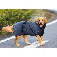 Produktbild von Pisi & Bili Hundebademantel aus 100% Baumwolle für erwachsene Hunde in Grau