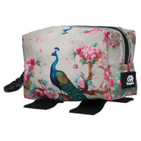 Produktbild von PoopyGo Kotbeutelspender Eco Bag Pfau Weiß für Hunde mit Karabiner und Klettverschluss