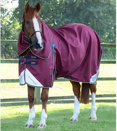 Produktbild von Premier Equine Akoni Stratus Outdoor-Decke mit Halsteil in Rot 0g