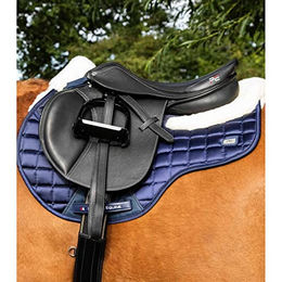 Premier Equine Capella Close Contact Sattelunterlage aus Merinowolle für Dressur und Springen in Navy/Natur – Bild 1 von 3