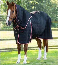 Produktbild von Premier Equine Lucanta Stalldecke für Pferde mit Halswärmer in Schwarz aus Polyester