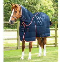 Produktbild von Premier Equine Stable Buster Stalldecke für Pferde mit Halswärmer aus Polyester in Schwarz oder Blau