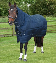 Produktbild von Premier Equine Stratus Stalldecke mit Halsteil in Blau aus Polyester