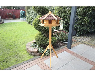 Promadino Vogelhaus Knusperhäuschen aus Holz mit Fußkreuzständer in Braun – Bild 1 von 7
