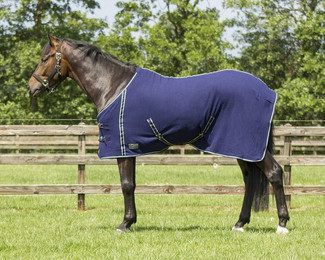 Produktbild von QHP Fleecedecke Abschwitzdecke Basic mit Kreuzgurten und Frontverschluss