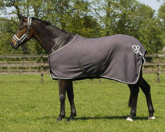 QHP Fleecedecke Abschwitzdecke mit Brustlatz und Kreuzgurten Grau Silber 105 cm – Bild 1 von 2