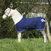 Produktbild von QHP Fleecedecke Abschwitzdecke Ornament für Shetty in Navy mit Kontrast-Einfassung und Kreuzgurten