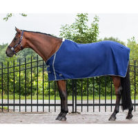 Produktbild von QHP Fleecedecke Basic Abschwitzdecke für Pferde mit Frontverschuss Blau 105 cm