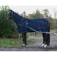 Produktbild von QHP Fliegendecke für Fahrpferde mit Halsteil und Öffnungen für das Fahrgeschirr Blau 90 cm