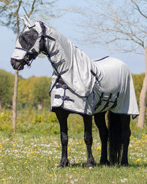 QHP Fliegendecke für Pferde mit Hals und Haube aus Polyester in Grau und Weiß Größe 145 cm – Bild 1 von 5