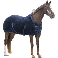 Produktbild von QHP Sensisoft Showdecke für Pferde aus Polyester in Blau