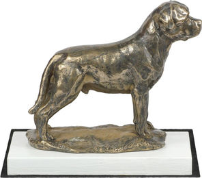 Produktbild von Rottweiler Hundefigur auf weißem Holzsockel