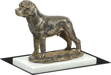 Produktbild von Rottweiler Hundefigur auf weißem Marmorsockel