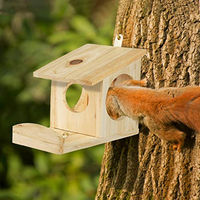 Produktbild von Relaxdays Eichhörnchen Futterhaus aus Holz in Natur zum Aufhängen