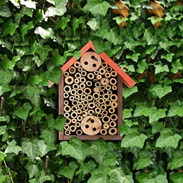 Relaxdays Insektenhotel aus Holz als Nisthilfe für Bienen in Braun und Orange – Bild 1 von 7