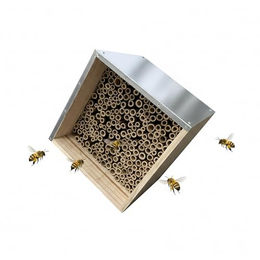 Relaxdays Insektenhotel aus Holz mit wetterfestem Metalldach und Bambusröhrchen in Natur/Silber zum Aufhängen – Bild 1 von 7