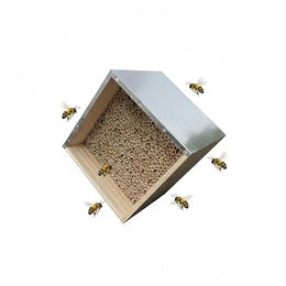 Relaxdays Insektenhotel aus Holz mit wetterfestem Metalldach und Schilfröhrchen in Natur/Silber zum Aufhängen – Bild 1 von 7