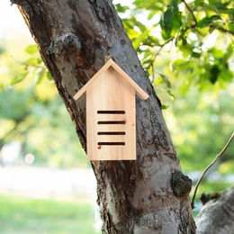 Relaxdays Marienkäferhaus aus Holz zum Aufhängen in Natur – Bild 1 von 5