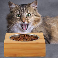 Produktbild von Relaxdays Napfstation aus Bambus für Katzen und kleine Hunde mit erhöhtem Edelstahl-Futternapf in Natur