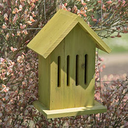 Relaxdays Schmetterlingshaus hängendes Insektenhotel aus Holz in Grün 25,5 x 18,5 x 12 cm – Bild 1 von 4