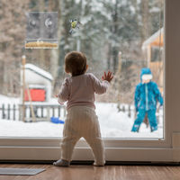Produktbild von Relaxdays Vogelfutterhaus aus transparentem Kunststoff für die Fensterscheibe
