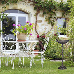 Relaxdays Vogeltränke aus Gusseisen mit Ständer in Bronze für Wildvögel im antiken Design – Bild 1 von 5