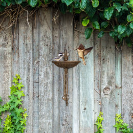 Relaxdays Vogeltränke und Futterstation aus Gusseisen mit Welcome-Schild in Braun – Bild 1 von 9