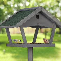 Relaxdays XXL Vogelfutterhaus aus Holz mit Standfuß in Grau/Grün – Bild 1 von 9